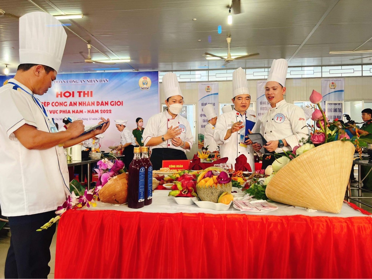 Ban giám khảo chấm điểm các món ăn của Công đoàn Công an Bình Thuận. Ảnh: PP