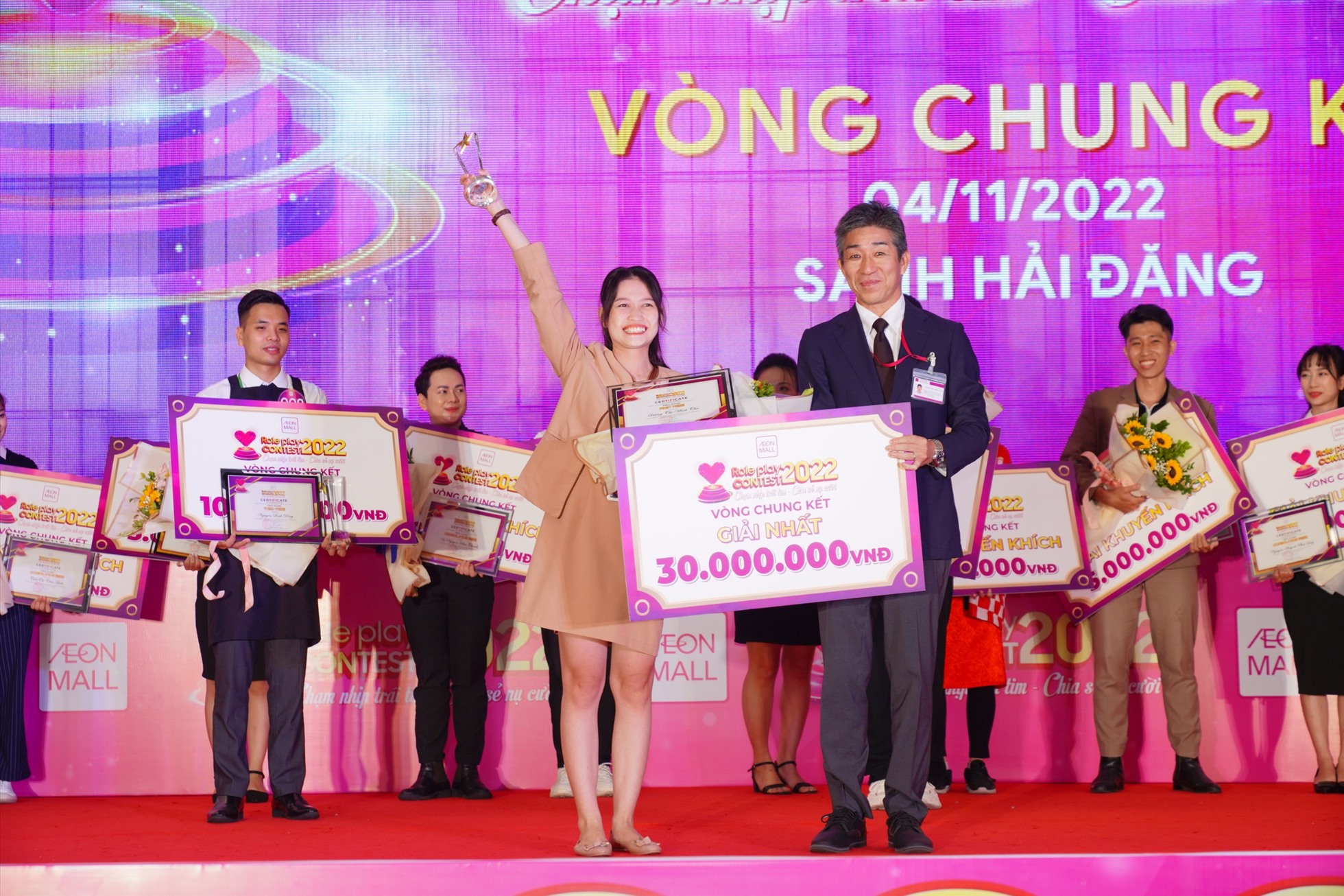 Thí sinh Dương Thị Minh Thư, nhân viên cửa hàng nhân viên cửa hàng Estelle, AEON MALL Tân Phú Celadon giành giải nhất cuộc thi.