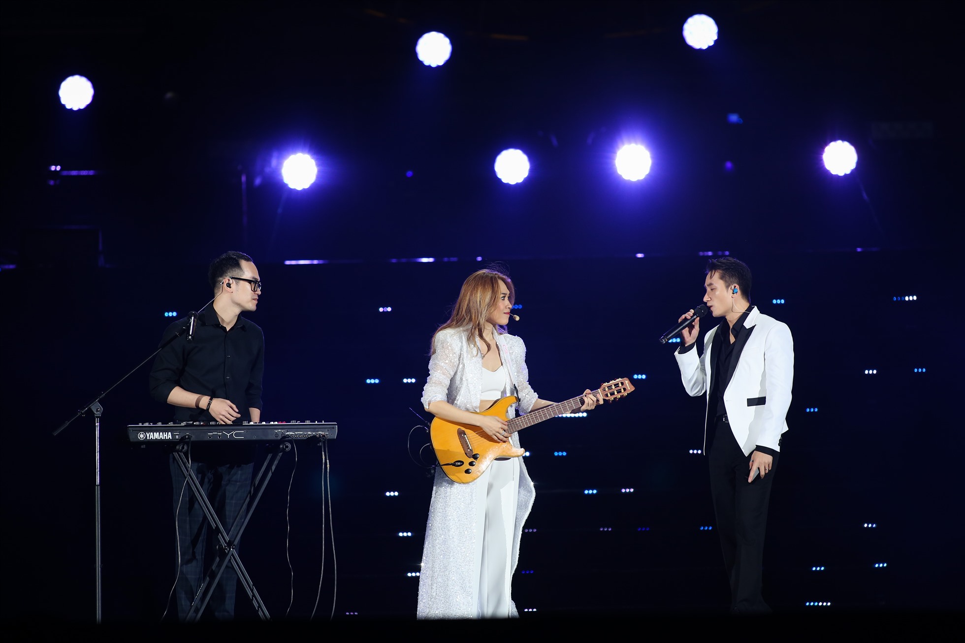 Một điều đặc biệt của liveshow Tri âm là sự xuất hiện của 3 ca sĩ, nhạc sĩ khách mời gồm Hà Anh Tuấn, Phan Mạnh Quỳnh, Wowy.