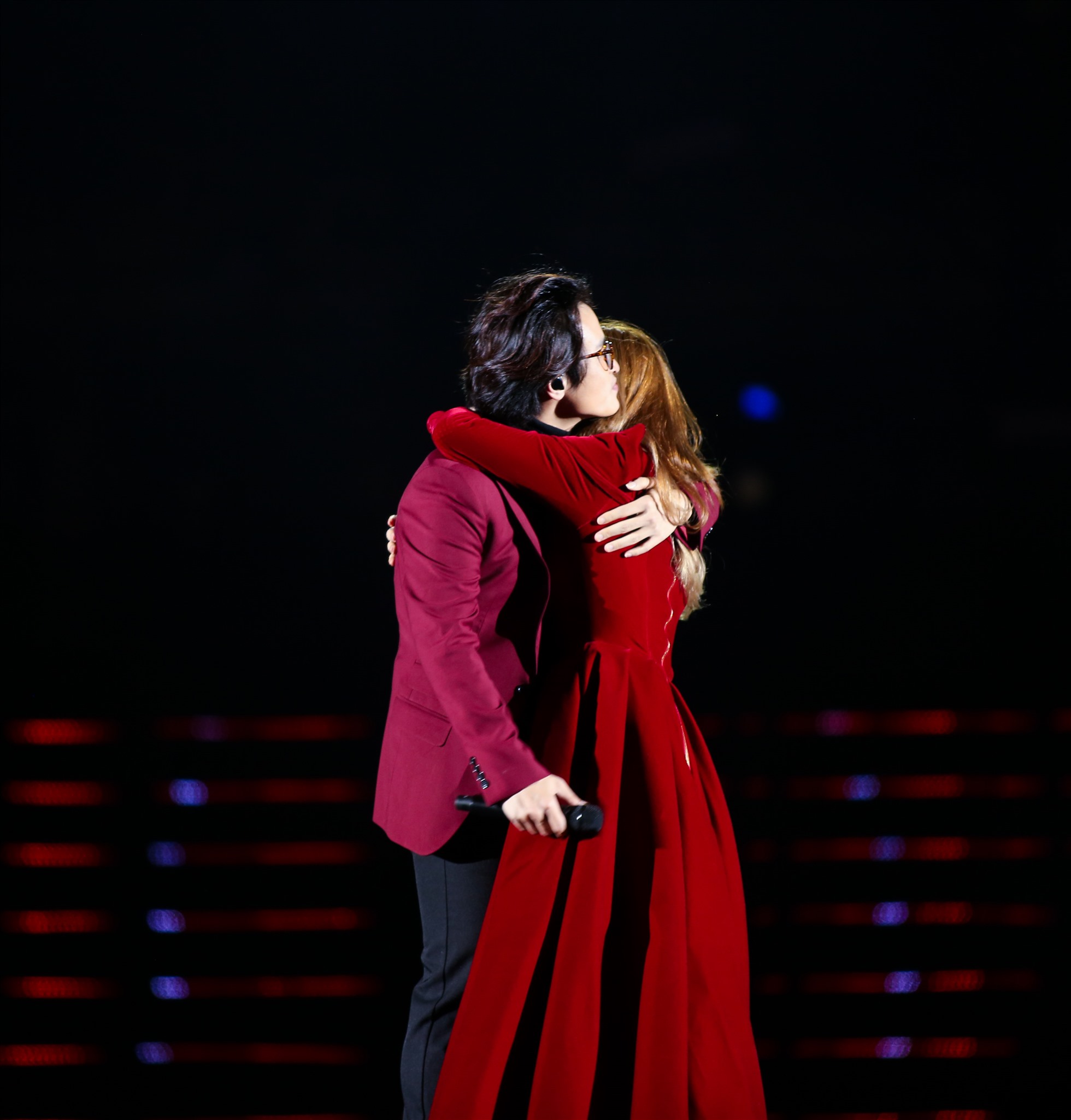 Đặc biệt đó là khoảnh khắc nữ ca sĩ ôm lấy “người tình âm nhạc” Hà Anh Tuấn.
