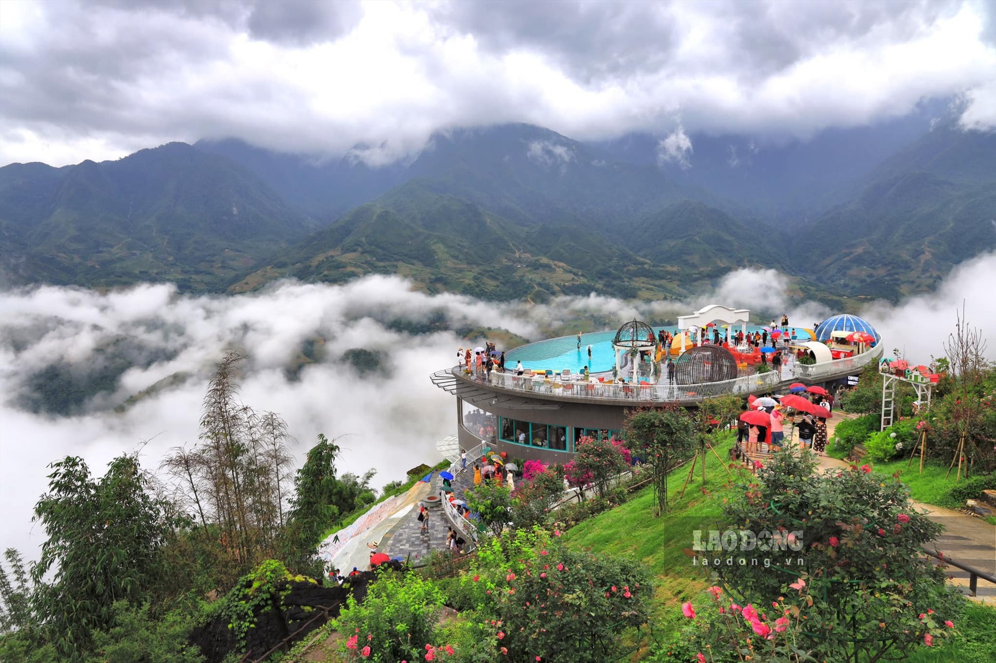 Du khách có thể bơi thuyền trên bể bơi vô cực rộng hơn 400m2. Đây còn là địa điểm lý tưởng để du khách săn mây, ngắm nhìn bản làng và núi rừng hùng vĩ.