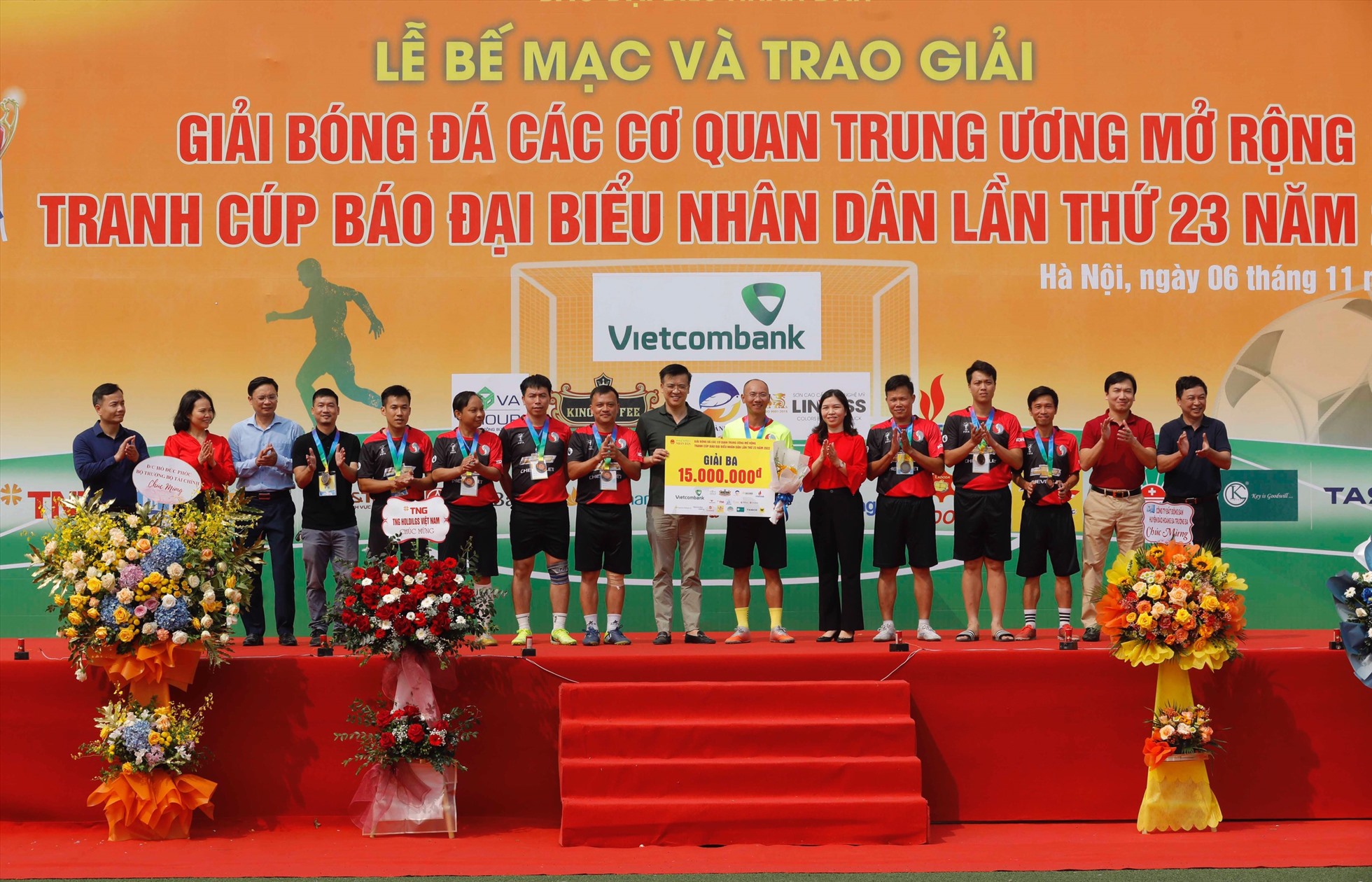 Đội bóng Bộ Tài nguyên và Môi trường giành hạng ba. Ảnh: H.A