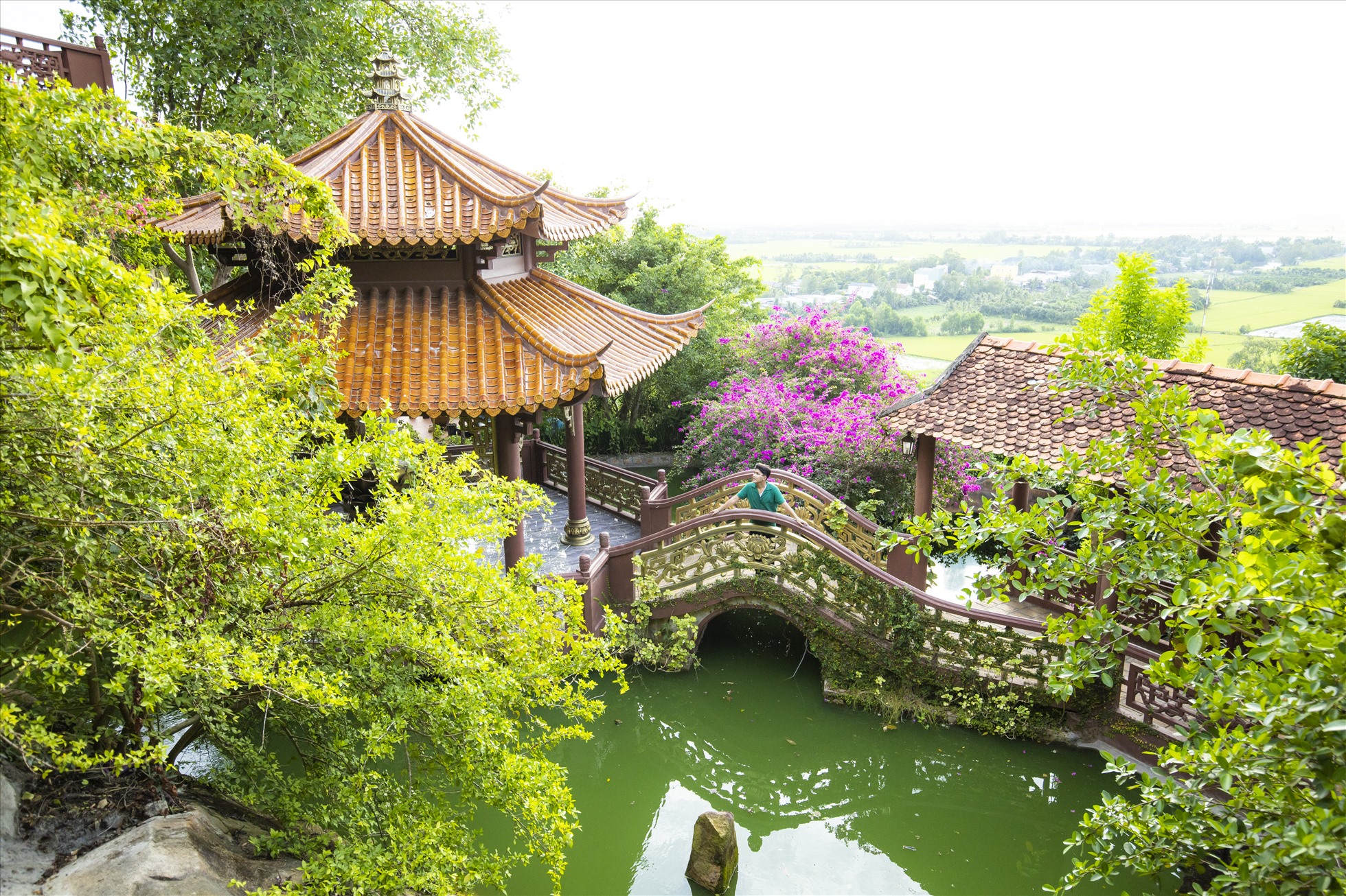 Chùa có nhiều góc check-in tuyệt đẹp cho du khách.