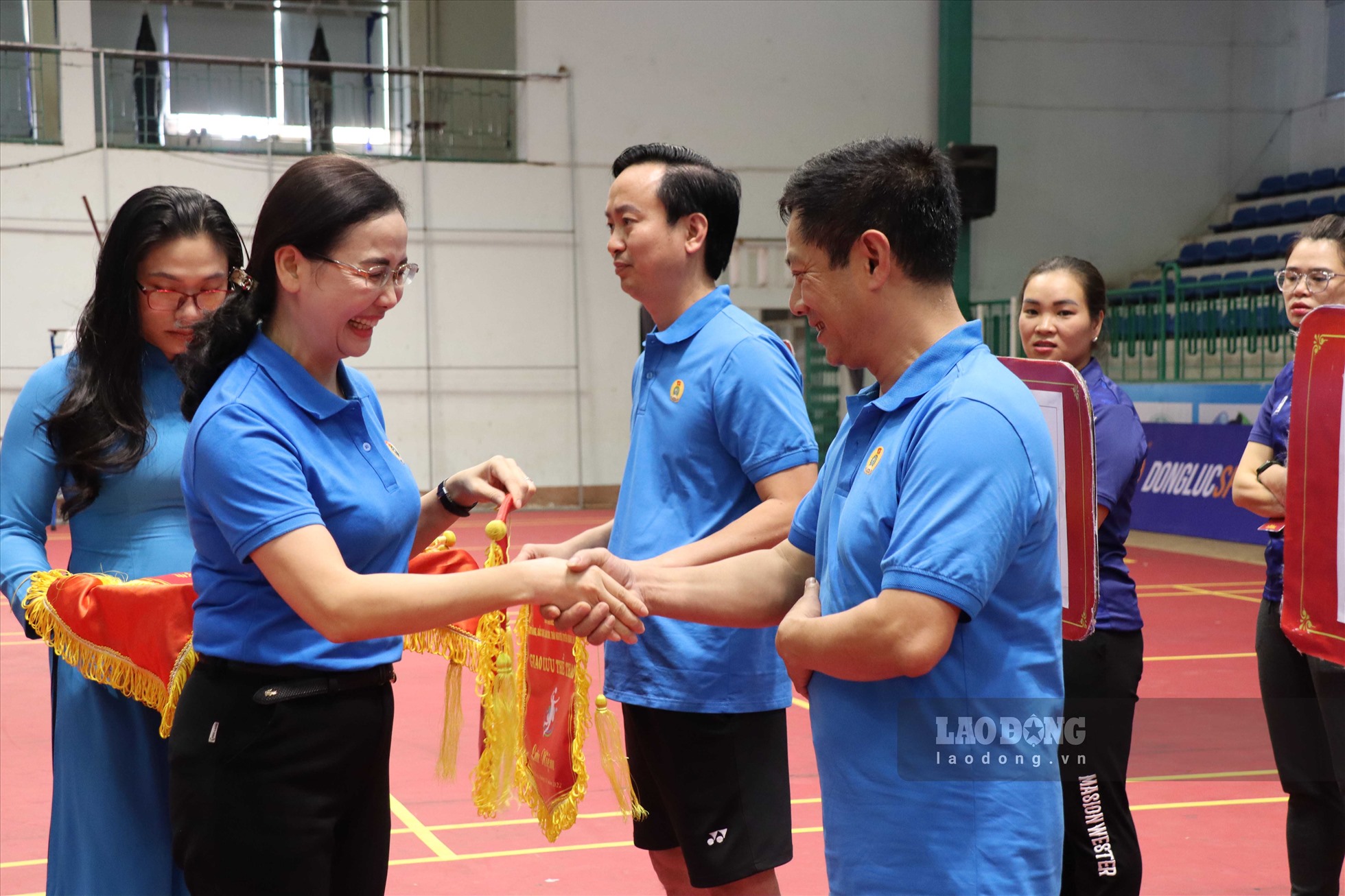 Bà Lý Thị Huệ - Chủ tịch LĐLĐ tỉnh Cao Bằng trao cờ lưu niệm cho 6 đoàn thể thao các tỉnh.