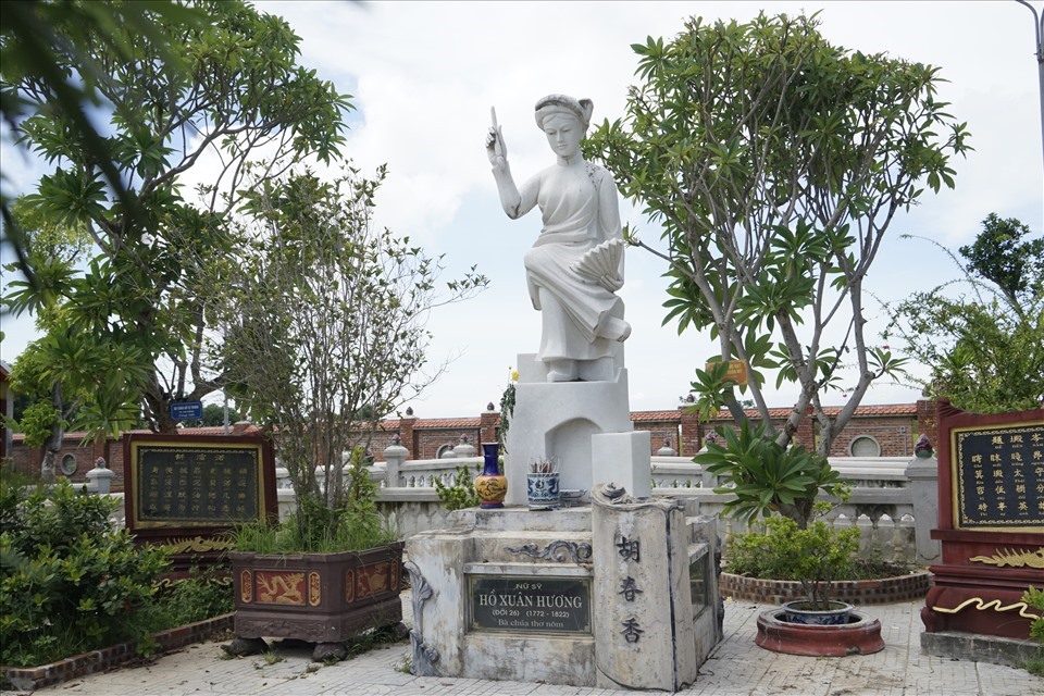 Tượng đài nữ sĩ Hồ Xuân Hương tại xã Quỳnh Đôi. Ảnh: Quang Đại