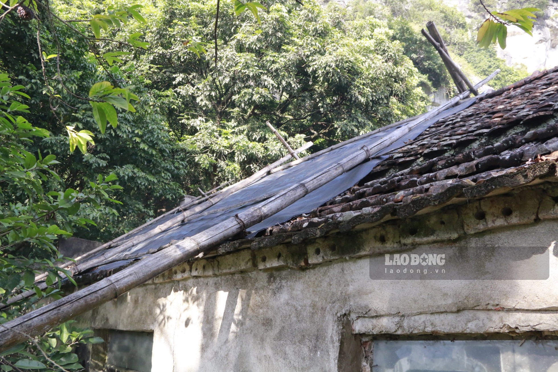 Phần mái của ngôi chùa đã bị mục nát, nhân dân và nhà chùa phải dùng bạt che lại để nước mưa không dột vào bên trong. Ảnh: NT