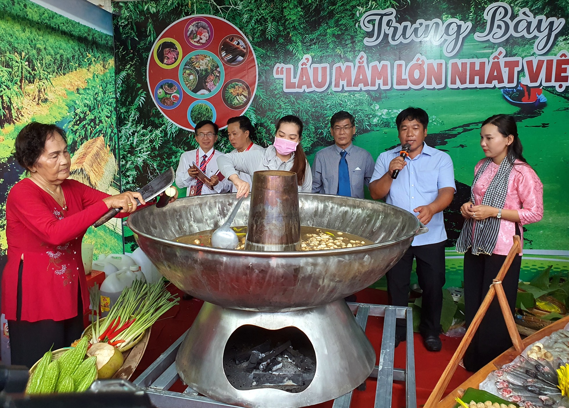 Đón nhận bằng Kỷ lục Châu Á món ăn “Lẩu mắm U Minh”...Trước đó, Lẩu mắm U Minh được công nhân kỷ lục Việt Nam.