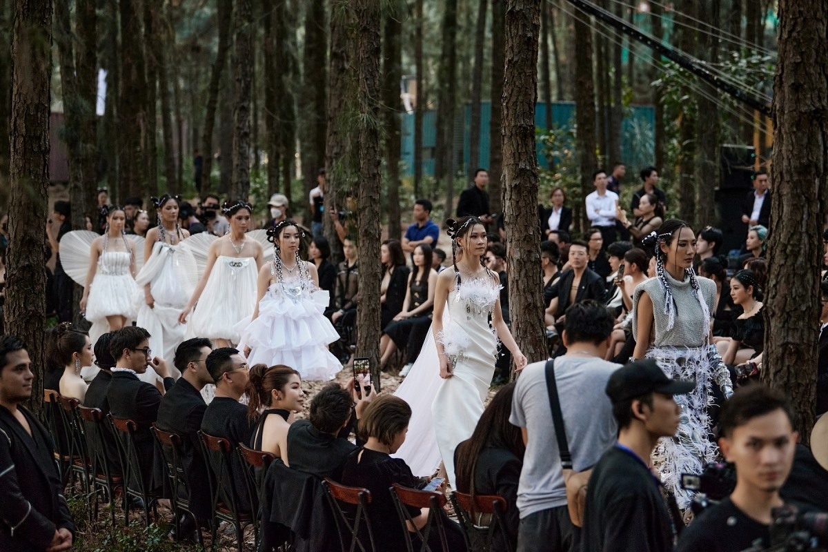 Trong show thời trang tại không gian rừng thông thơ mộng của Đại Lải, nhà thiết kế NTK Vân Anh Scarlet đã giới thiệu bộ sưu tập “Love Ardently”.