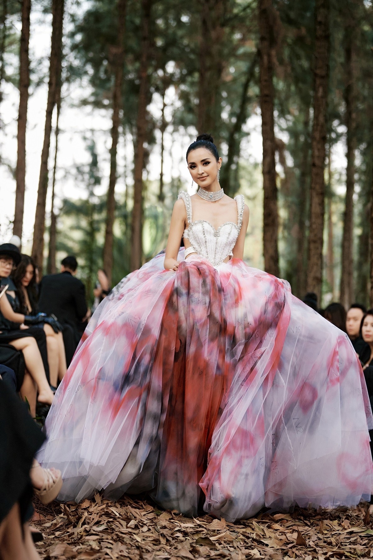 Hoa hậu siêu quốc gia 2013 diện váy 20kg, catwalk giữa rừng thông