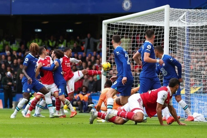 Pha ghi bàn của Magalhaes giúp Arsenal thắng Chelsea 1-0. Ảnh: AFP