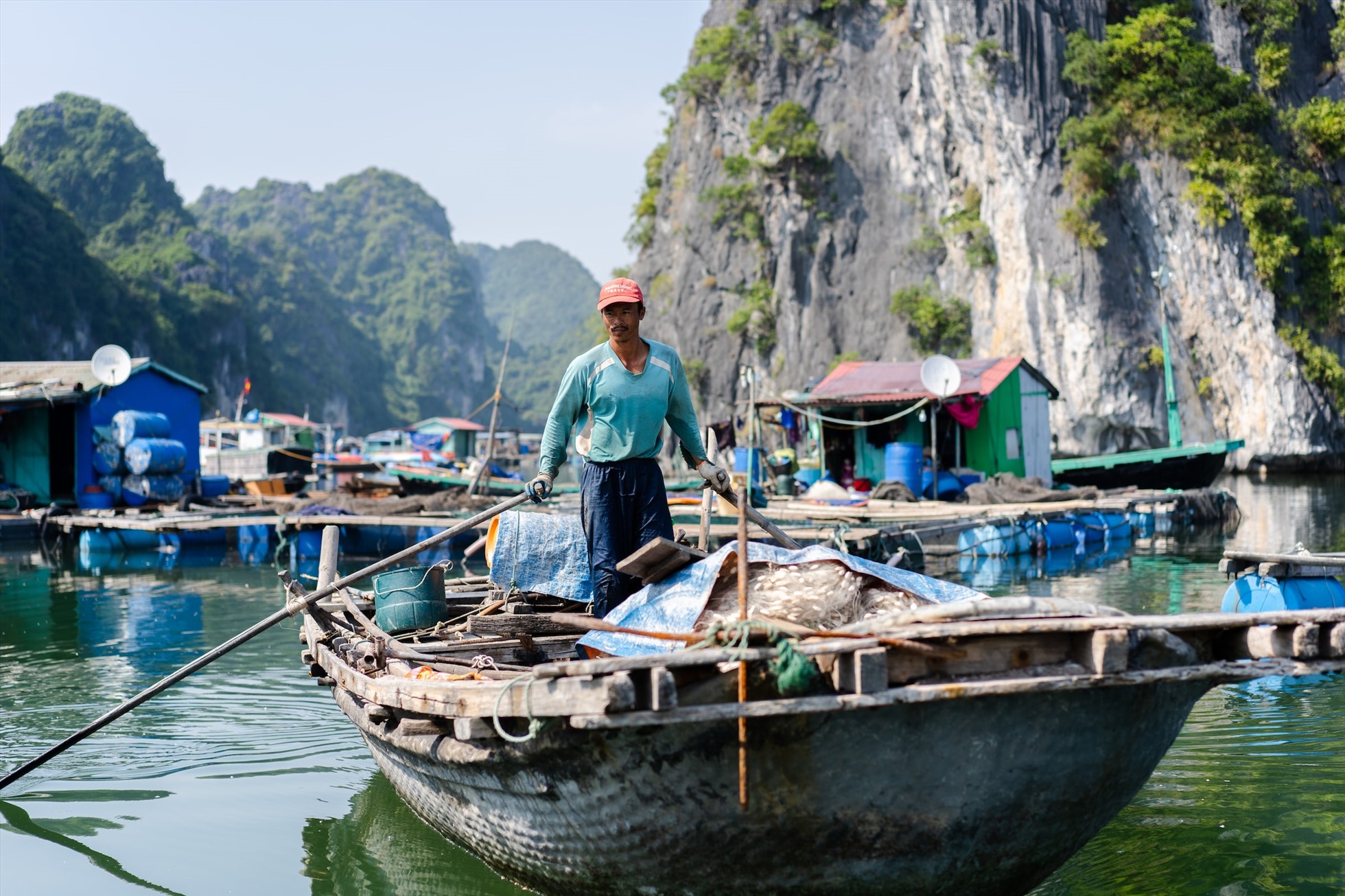 Làng chài gần đảo Cát Bà. Ảnh: Eirik Skarstein/Unsplash