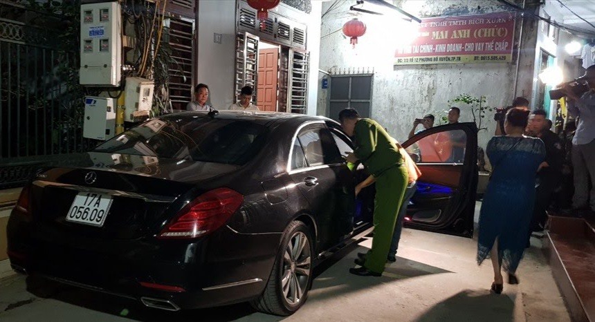 Công an tỉnh Thái Bình bắt, khám xét nơi ở, xe ô tô của trùm cho vay lãi nặng Lê Mai Anh (tức Chúc “Nhị“, 58 tuổi, ở phường Bồ Xuyên, TP Thái Bình) hồi tháng 11.2022. Ảnh: CTV