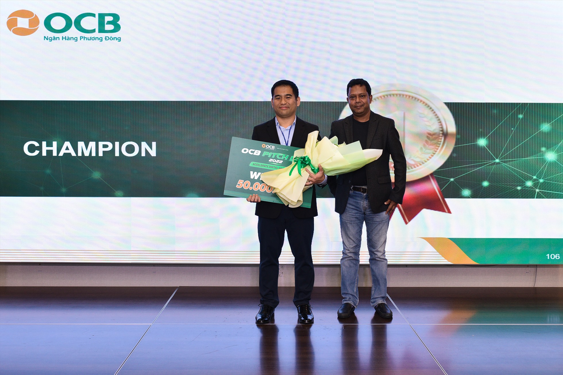 Đại diện đội OLLI Technology Corporation nhận giải thưởng quán quân với sản phẩm MAIKA
