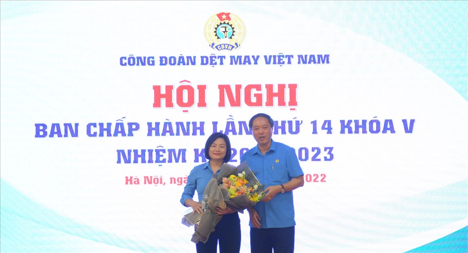 Đồng chí Lê Nho Thướng - nguyên Chủ tịch Công đoàn Dệt May Việt Nam chúc mừng đồng chí Phạm Thị Thanh Tâm. Ảnh: CĐN