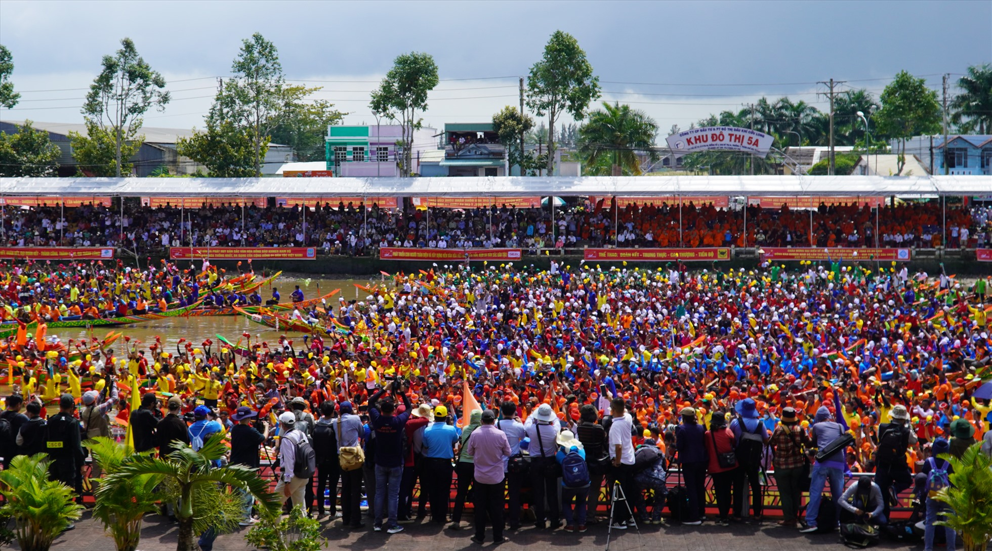 Trưa ngày 7.11, tại khán đài đua ghe Ngo tỉnh Sóc Trăng, Lễ hội đua nghe Ngo khu vực Đồng bằng sông Cửu Long chính thức diễn ra tại dòng sông Maspero.