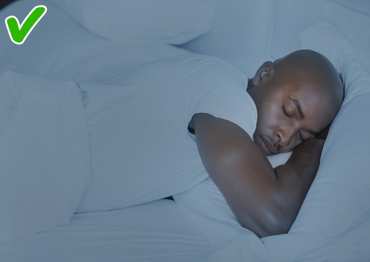 Các nghiên cứu phát hiện ra rằng ánh sáng xanh có bước sóng ngắn do máy tính bảng và điện thoại thông minh phát ra, sẽ ngăn cơ thể sản xuất hormone hỗ trợ giấc ngủ, melatonin, gây khả năng dễ bị tăng cân.