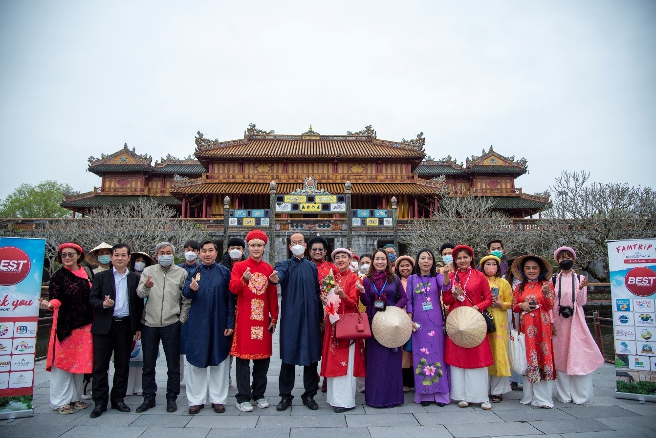 Lãnh đạo Sở Du lịch Thừa Thiên Huế, Trung tâm Bảo tồn Di tích Cố đô Huế đón đoàn famtrip, presstrip Thái Lan vào tháng 4.2022. Ảnh: Hoàng Hải.