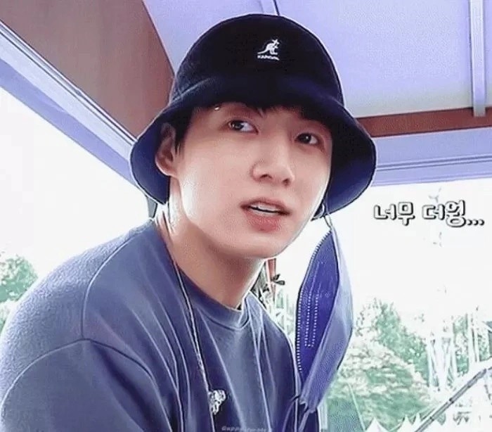Jungkook (BTS) từng đội một chiếc mũ tương tự mũ được rao bán với giá hơn 170 triệu đồng. Ảnh: Naver.