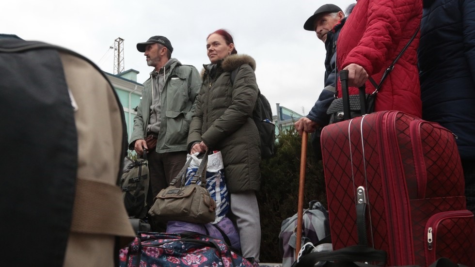 Những người sơ tán từ Kherson đến một ga đường sắt ở Dzhankoy, Crimea, Nga, ngày 21.10.2022. Ảnh: Sputnik