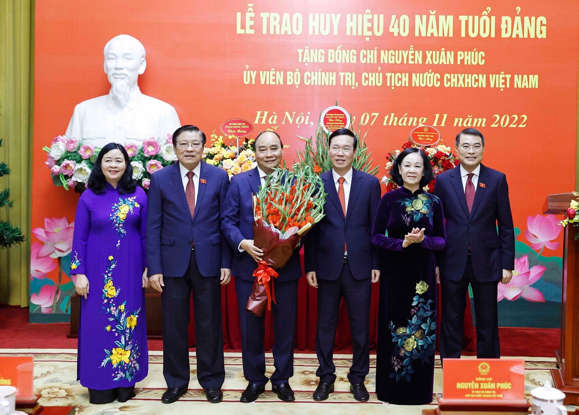 Các đồng chí Bộ Chính trị, Ban Bí thư tặng hoa Chủ tịch nước Nguyễn Xuân Phúc.