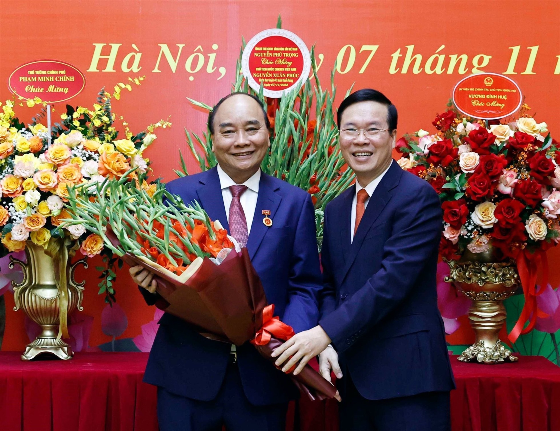Thường trực Ban Bí thư trao tặng hoa cho Chủ tịch nước Nguyễn Xuân Phúc.