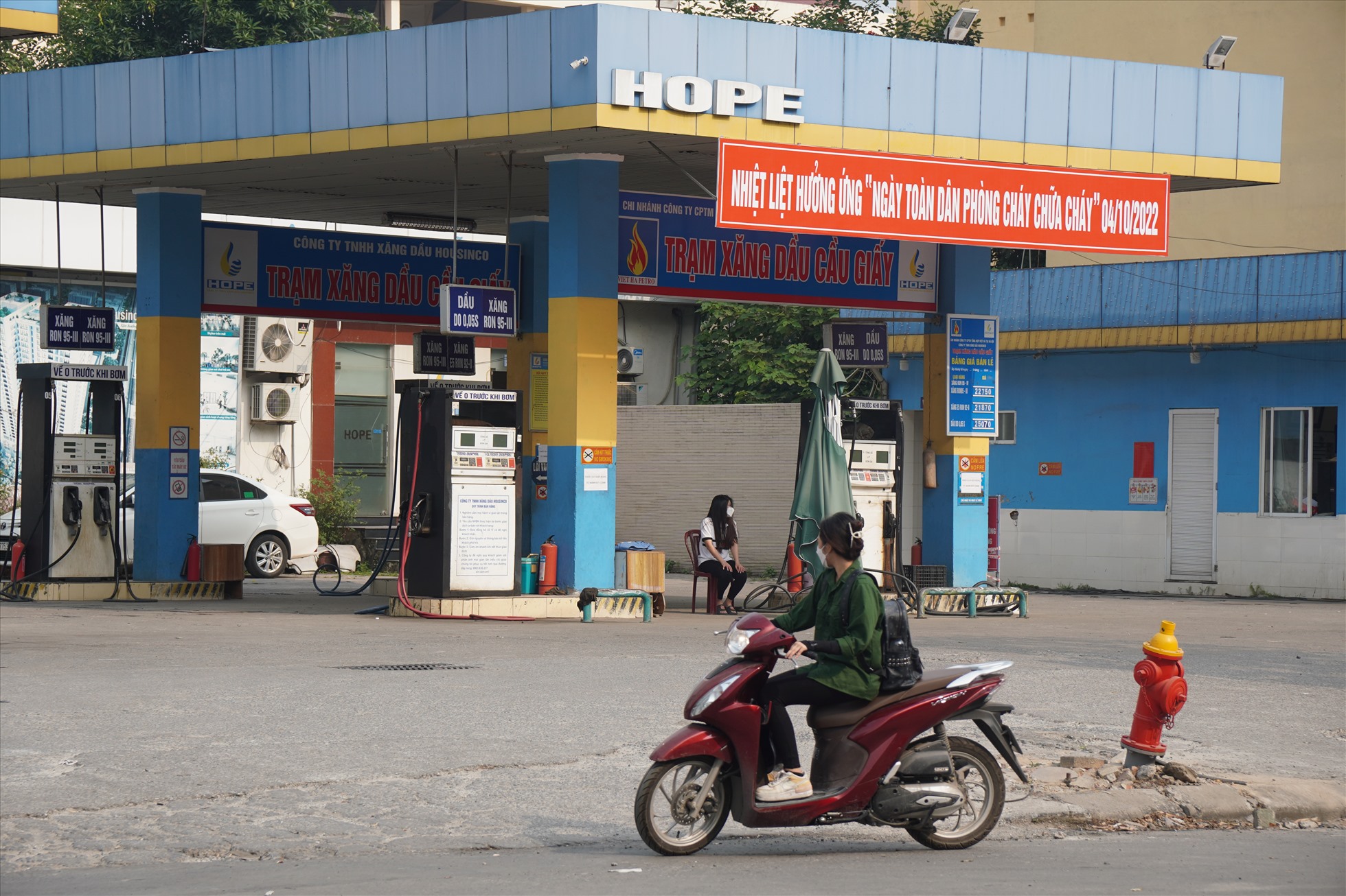 Tại cây xăng ở số 69/10X Phạm Văn Chiêu phường 14, quận Gò Vấp, dù chưa tới 9h sáng nhưng phía trước cửa hàng đã đặt biển thông báo hết xăng, khiến người dân khi dắt xe đến nơi cũng không mua được hàng.