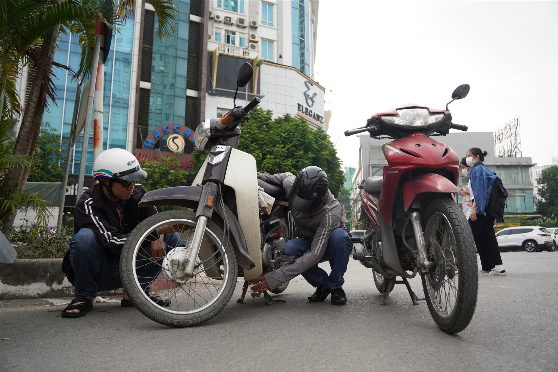 Sau đó rút xăng ra để tiếp nhiên liêy