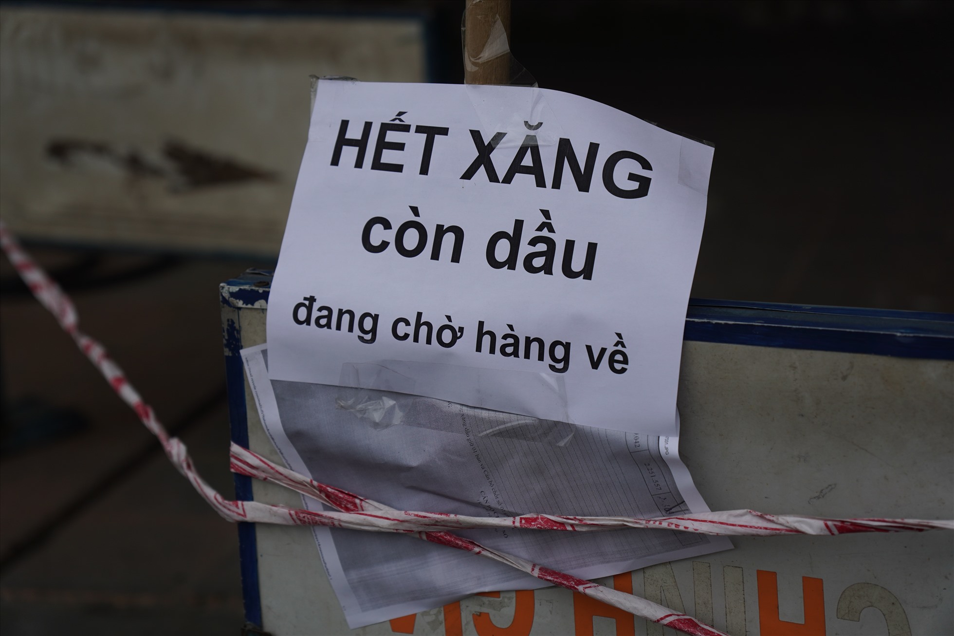 Theo ghi nhận của Lao Động, mặc dù được UBND TP Hà Nội cho các xe chở xăng dầu được phép ra vào thành phố 24/24 giờ để cấp hàng cho các cửa hàng bán lẻ. Nhưng thực tế, nhiều cây xăng tại Hà Nội vẫn “hết xăng, còn dầu”.