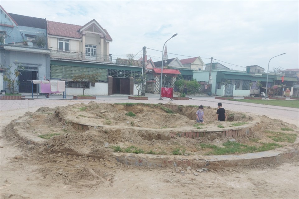 Địa điểm mà Viễn thông Hà Tĩnh từng đào móng để lắp trạm BTS ở xã Thạch Kim (huyện Lộc Hà, Hà Tĩnh) nhưng bị người dân phản đối nên đến nay vẫn chưa thể lắp đặt. Ảnh: Trần Tuấn.