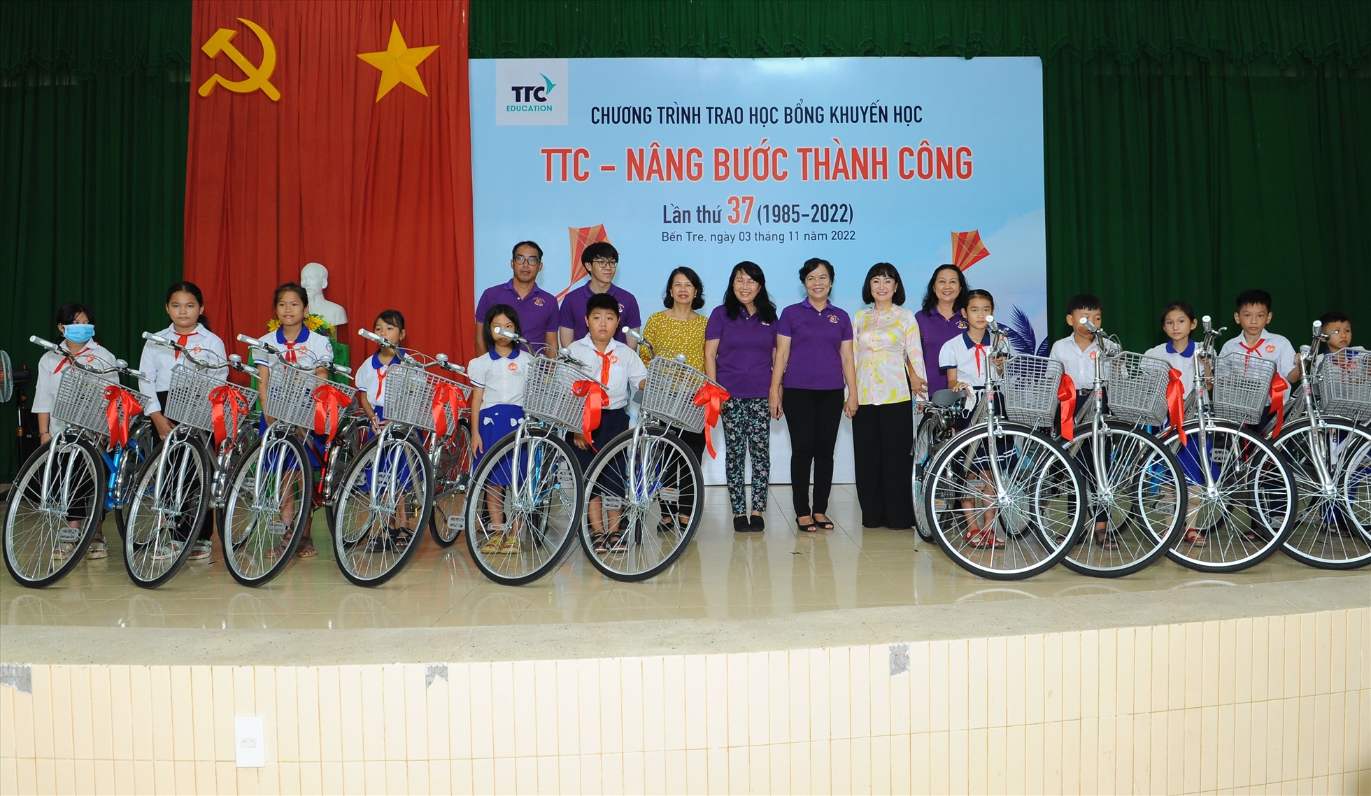 Trao quà tặng xe đạp cho các em học sinh.