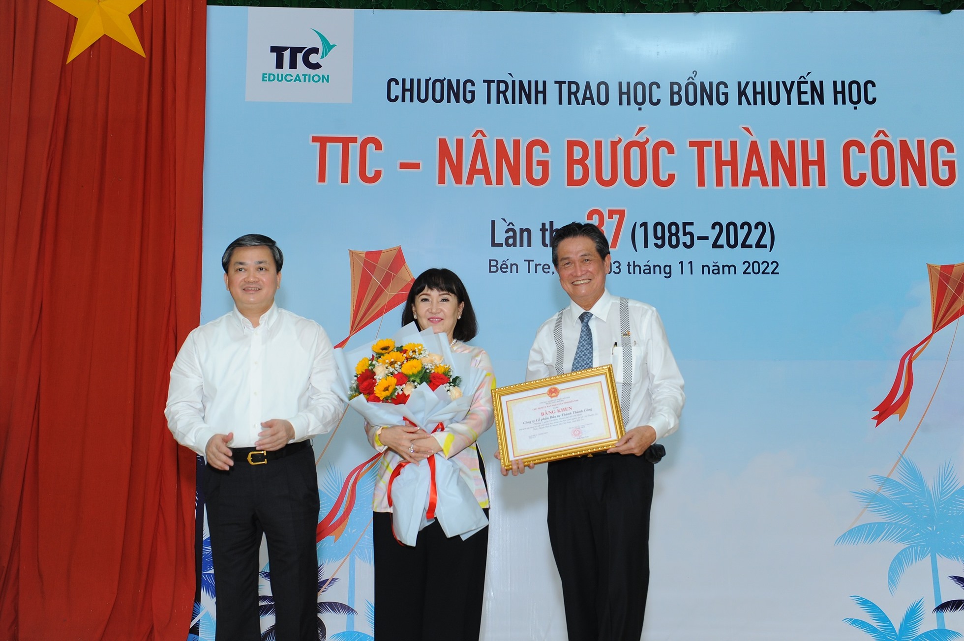 Ủy viên Trung ương Đảng, Bí thư Tỉnh ủy Bến Tre - ông Lê Đức Thọ (trái) trao bằng khen cho đại diện Tập đoàn TTC.