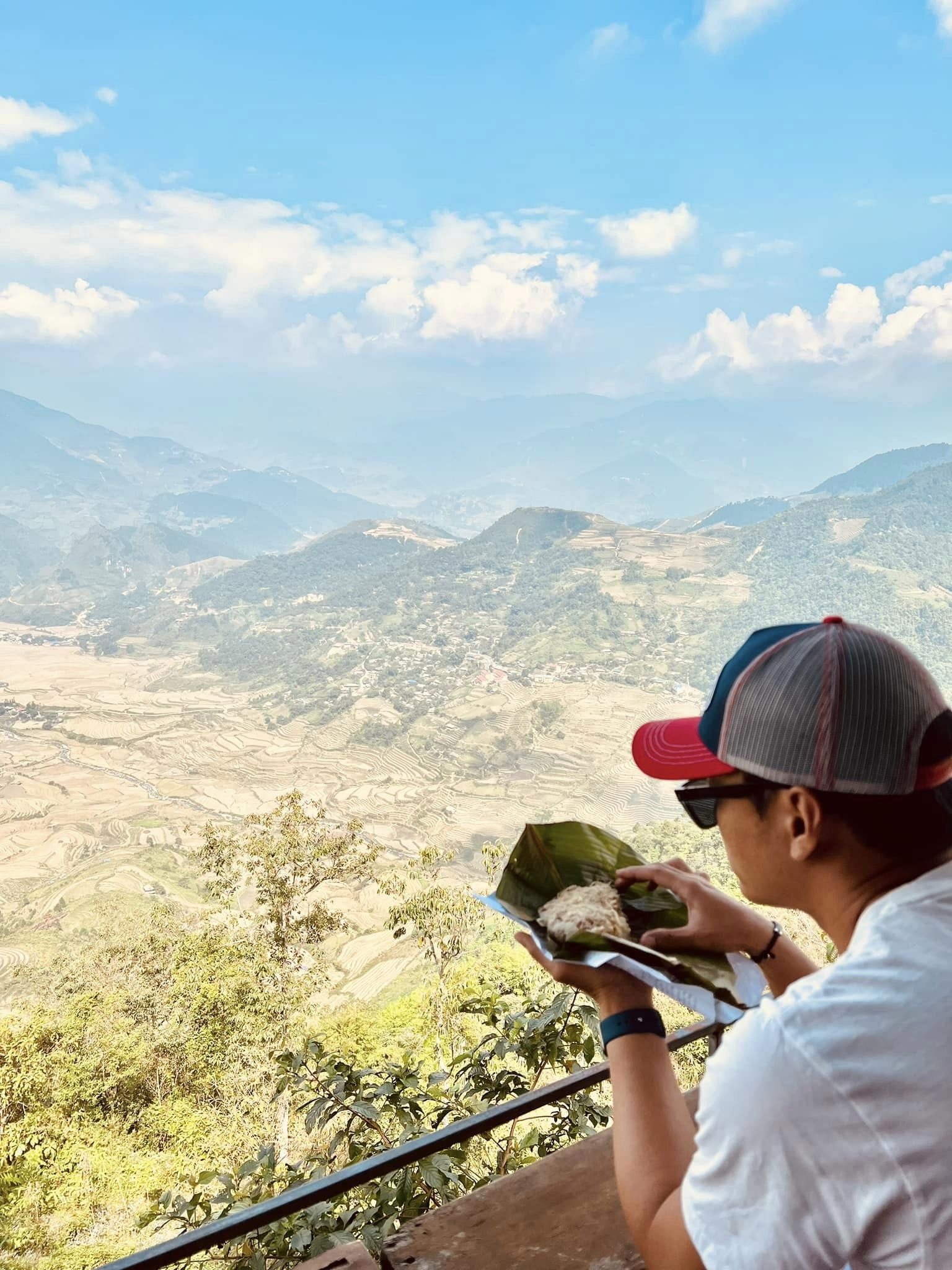 Hồng Đăng nổi tiếng với sở thích đi du lịch cùng gia đình. Trước khi ồn ào ở Tây Ban Nha xảy ra, anh thường chia sẻ hình ảnh đưa bà xã và các con đi du lịch tại nhiều tỉnh thành trong nước và nước ngoài.