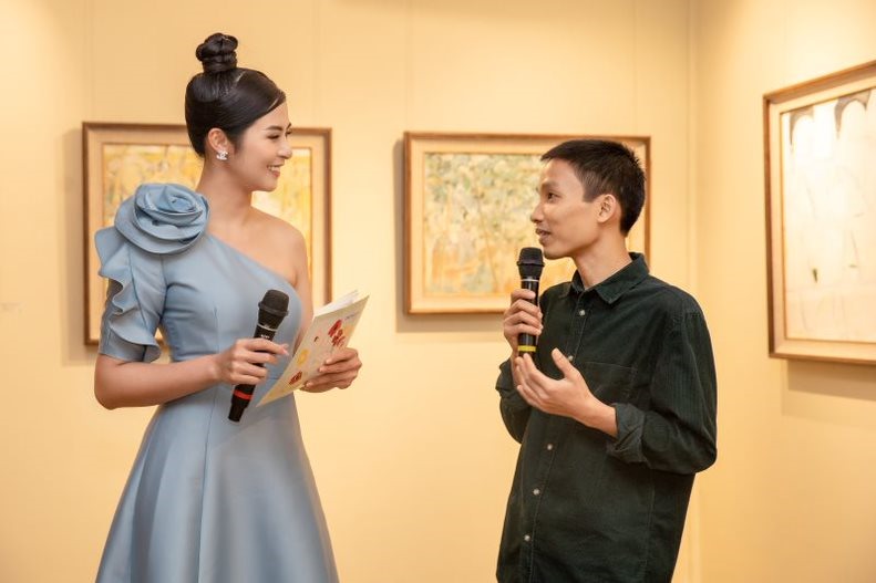 Hoa hậu Ngọc Hân làm MC tại triển lãm tranh của họa sĩ Duy Hòa. Ảnh: NVCC