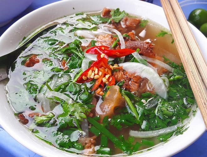 Phở Thìn là dùng thịt bò xào lăn qua và có rất nhiều hành lá Ảnh: Fanpage Phở Thìn Lò Đúc.