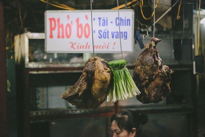 Những tảng thịt, hành hoa treo ở quán Ảnh: Phở bò đường tàu số 3 Trần Phú.