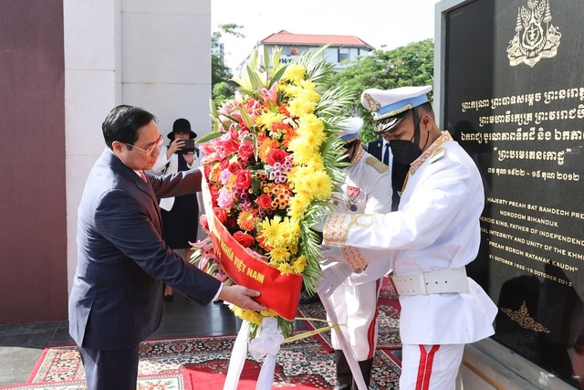 Thủ tướng Phạm Minh Chính và đoàn đại biểu Việt Nam tới đặt vòng hoa tại tượng đài cố Quốc vương Norodom Sihanouk. Ảnh: VGP