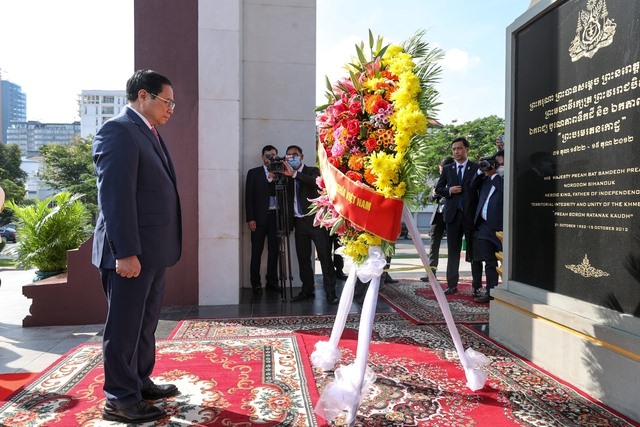 Thủ tướng Phạm Minh Chính và đoàn đại biểu Việt Nam tưởng niệm cố Quốc vương Norodom Sihanouk, một người bạn lớn của Đảng, Nhà nước và nhân dân Việt Nam. Ảnh: VGP