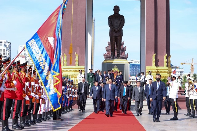 Sau khi đặt vòng hoa tưởng niệm cố Quốc vương Norodom Sihanouk, Thủ tướng và đoàn đại biểu Việt Nam đã đến đặt vòng hoa tưởng niệm tại đài Hữu nghị Việt Nam - Campuchia. Ảnh: VGP