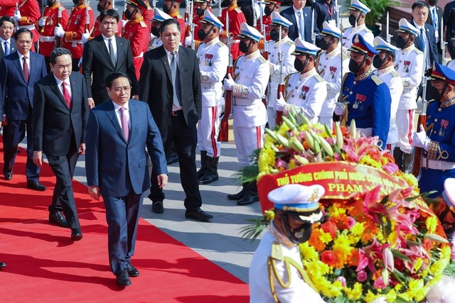 Tại Đài Độc lập, lãnh đạo Bộ Quốc phòng Campuchia đón Thủ tướng Phạm Minh Chính tại nơi đỗ xe và mời Thủ tướng lên lễ đài. Ảnh: VGP