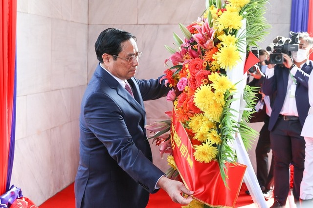 Thủ tướng Phạm Minh Chính đặt vòng hoa tại Đài Độc lập. Ảnh: VGP