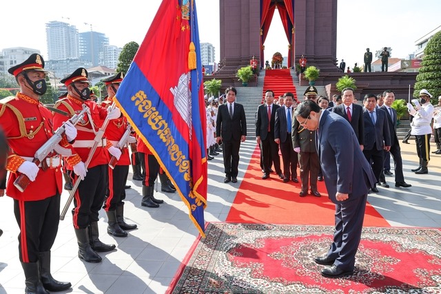 Thủ tướng Phạm Minh Chính và đoàn đại biểu Việt Nam thực hiện nghi thức tưởng niệm tại Đài Độc lập. Ảnh: VGP