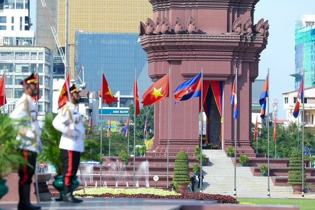 Đài Độc lập là điểm nhấn kiến trúc quan trọng của Thủ đô Phnom Penh. Ảnh: VGP