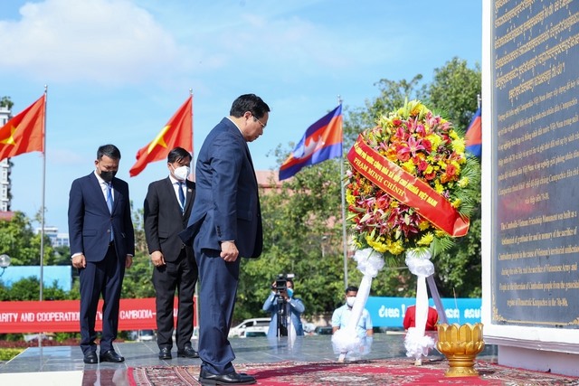 Tại Đài Hữu nghị Việt Nam – Campuchia, Đô trưởng Phnom Penh đón Thủ tướng Phạm Minh Chính tại nơi đỗ xe và tháp tùng Thủ tướng lên lễ đài. Ảnh: VGP
