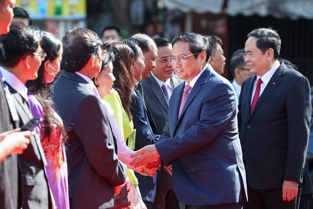 Thủ tướng gặp gỡ đại diện cộng đồng người Việt Nam tại Campuchia cùng dự lễ đặt vòng hoa tại Đài Hữu nghị Việt Nam – Campuchia. Ảnh: VGP