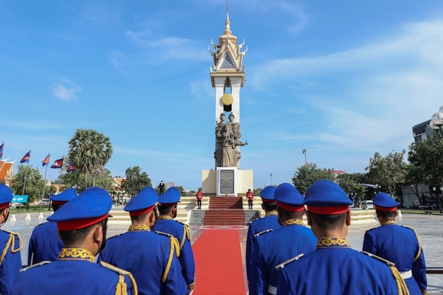 Đài Hữu nghị Việt Nam – Campuchia được xây dựng để tưởng niệm các chiến sĩ quân tình nguyện Việt Nam đã hy sinh trên đất nước Campuchia, góp phần giúp nhân dân Campuchia thoát khỏi chế độ diệt chủng Pol Pot. Ảnh: VGP