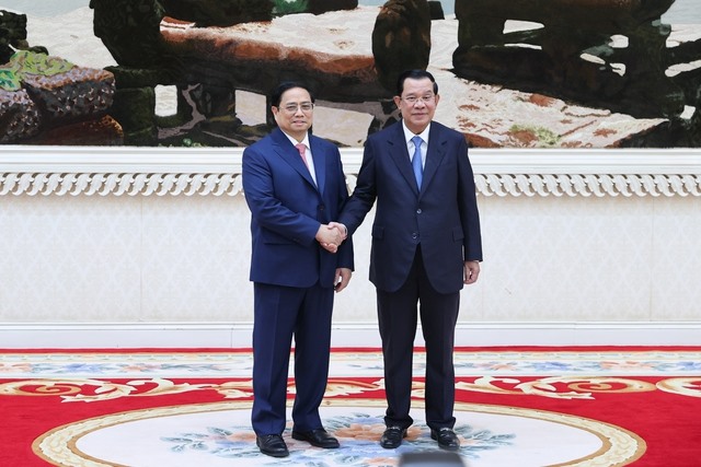 Thủ tướng Hun Sen đón Thủ tướng Phạm Minh Chính trước khi bắt đầu lễ đón chính thức. Ảnh: VGP