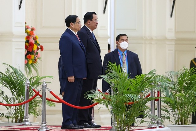 Thủ tướng Hun Sen và Thủ tướng Phạm Minh Chính chứng kiến các nghi thức trong lễ đón chính thức. Ảnh: VGP