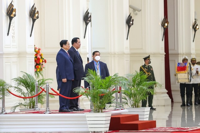 Quân nhạc cử quốc thiều hai nước Việt Nam và Campuchia. Ảnh: VGP