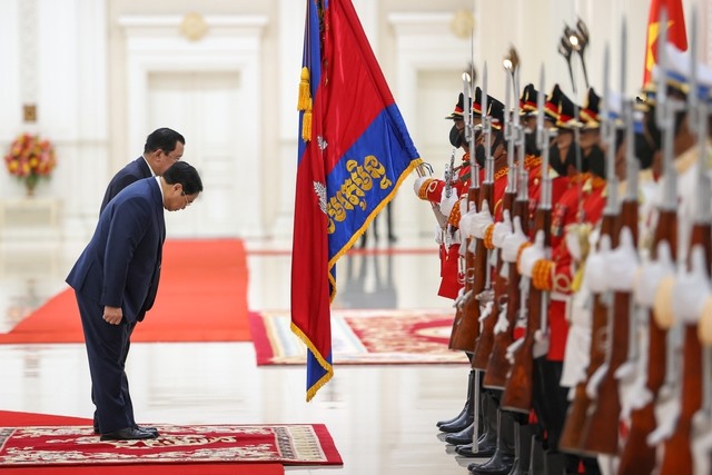 Thủ tướng Phạm Minh Chính và Thủ tướng Campuchia Hun Sen chào quốc kỳ 2 nước. Ảnh: VGP