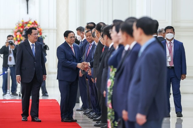 Thủ tướng Hun Sen giới thiệu với Thủ tướng Phạm Minh Chính lãnh đạo các bộ, ngành phía Campuchia tham dự lễ đón. Ảnh: VGP